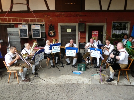 Die Musikanten spielen den weltberühmten Pino-Marsch