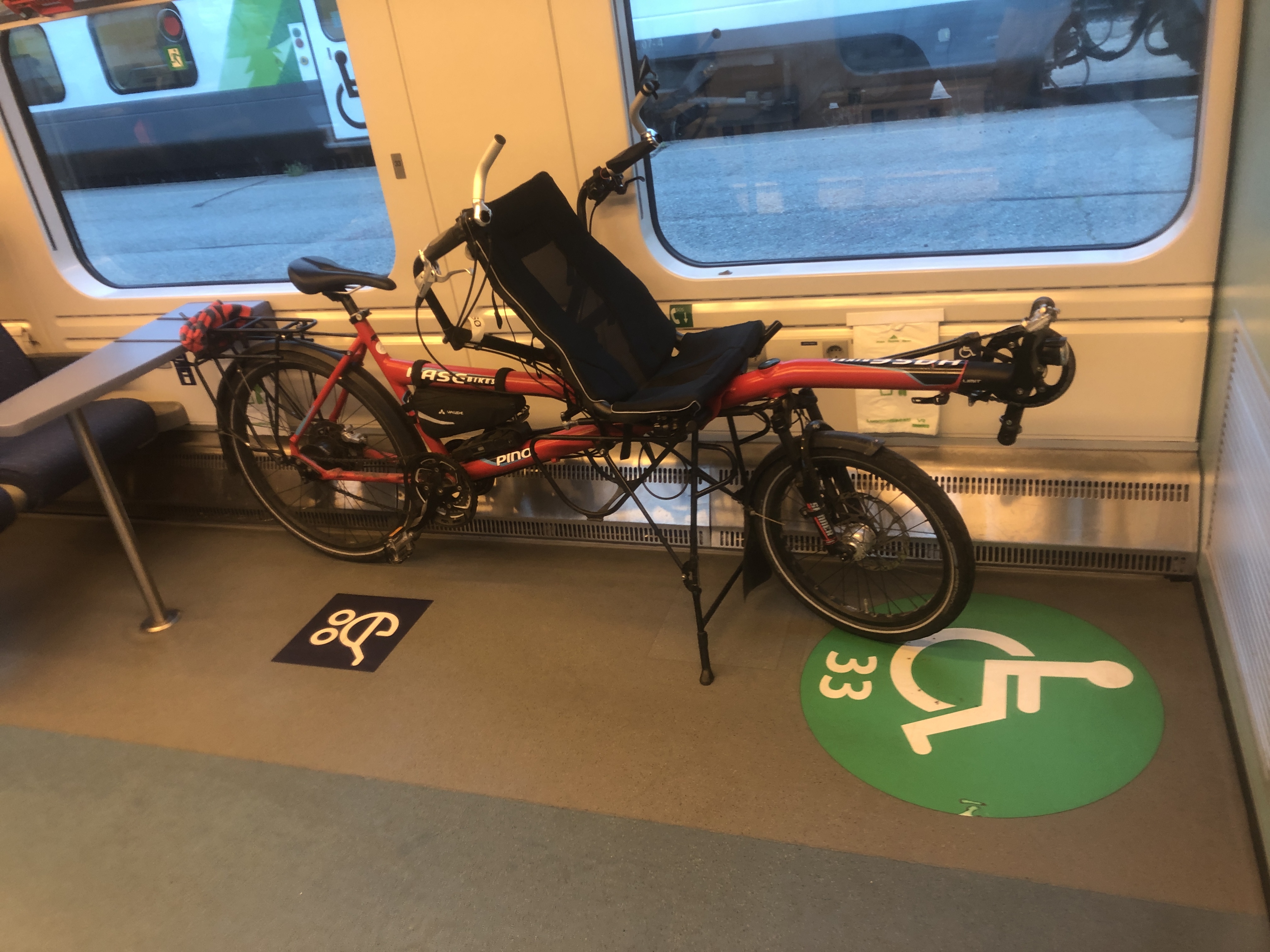 Mit dem Gepäckträger am Tisch befestigt, Mütze als Schutz fürs Rücklicht