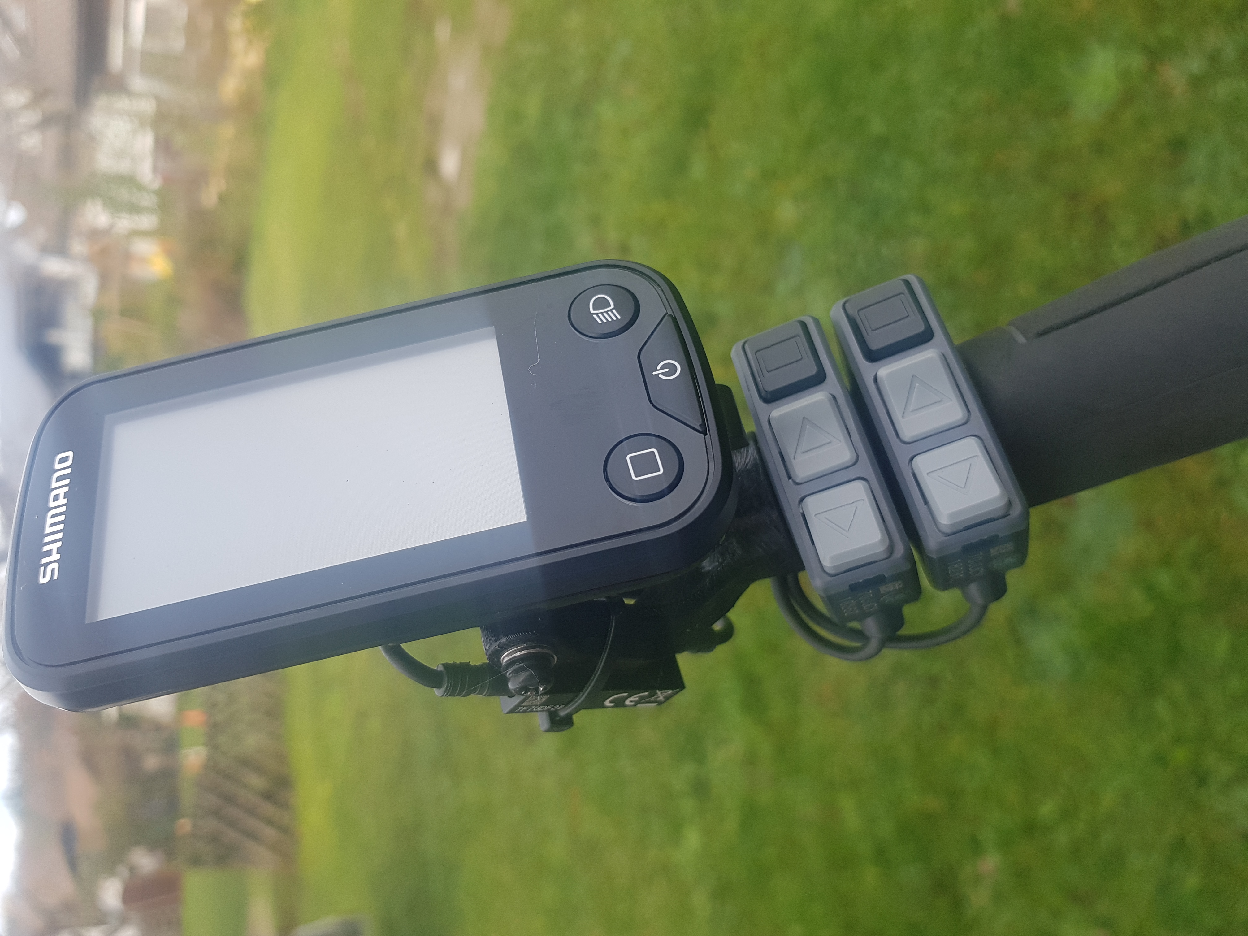 Rechter Lenker mit unten DI2, oben Steps