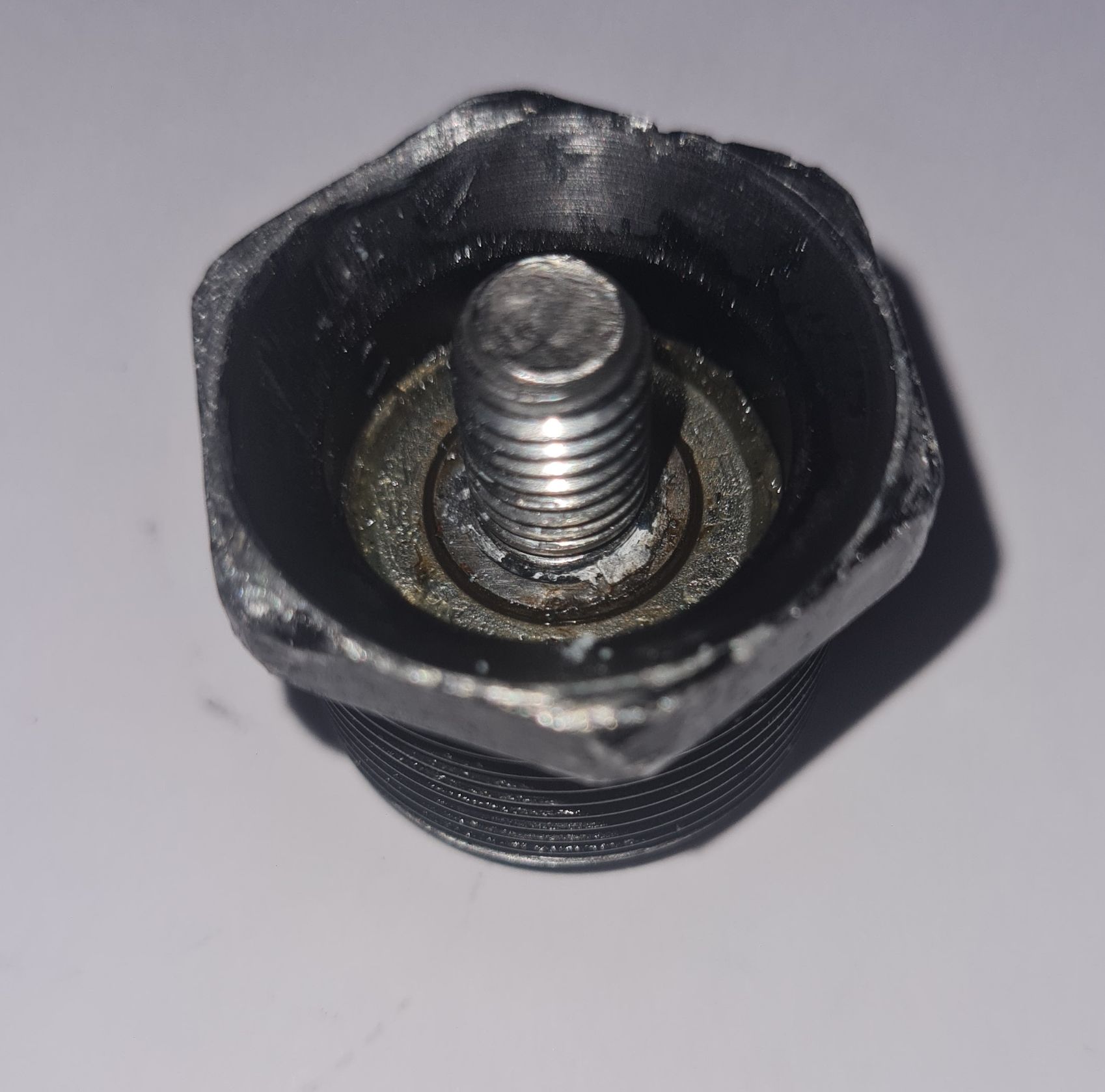 so wird das in den Rahmen und mit dem schwarzen Spezialteil in den Lenker geschraubt