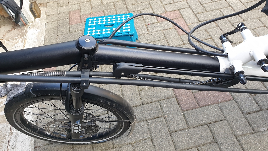 Kette hängt durch, Feder drückt gegen Schelle