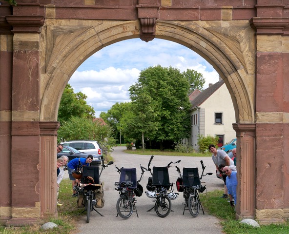 16 Augen blicken durchs Tor