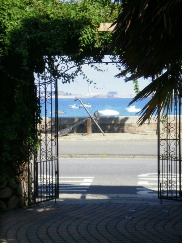 Hotelzugang mit Blick auf Promenade.jpg