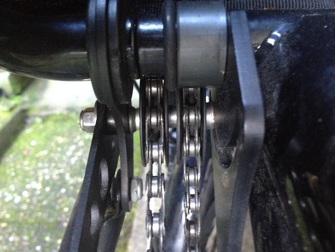 Hier sieht man noch extra Distanzstücke, die ich verwendet habe, damit sich die Kette beim überkreuzen nicht berührt.