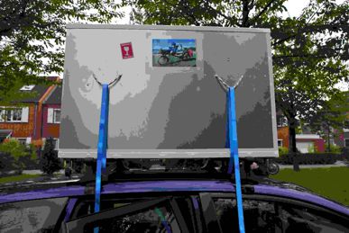 Kisten auf dem Auto montiert