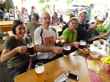 Hoch dia Krüge, nei da Zinka, morga müss'mer Wasser trinka...