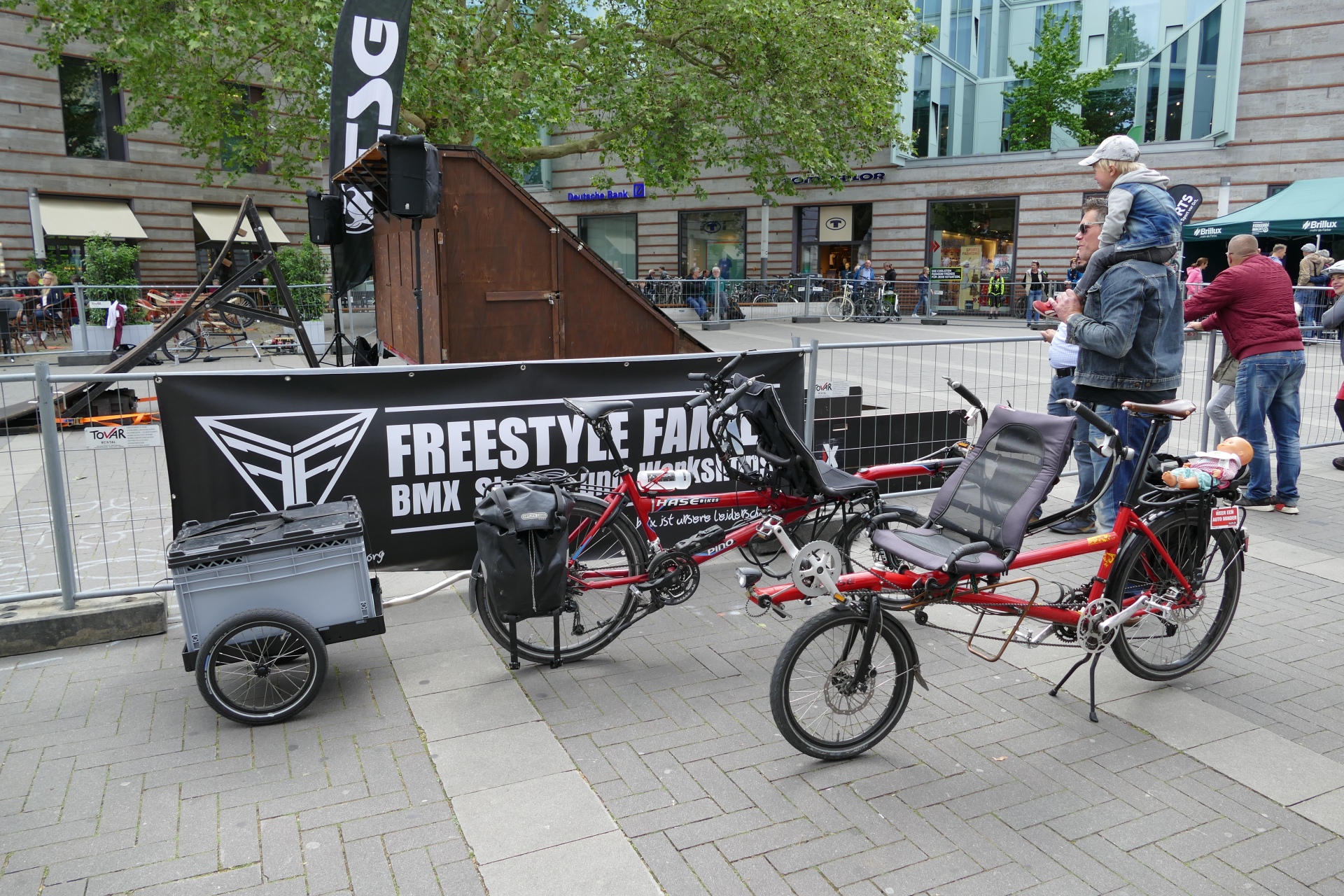 Zwei Pinos am Start der 2. Münsterländer Tandemtour. Puppe Klara fuhr auf dem Gepäckträger mit.<br />Im Anhänger: 25 Laugenbrezeln für unterwegs.