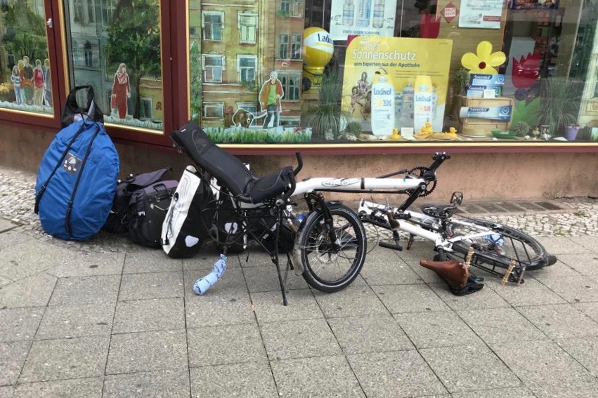 Ein Pino samt Gepäck, malerisch drapiert