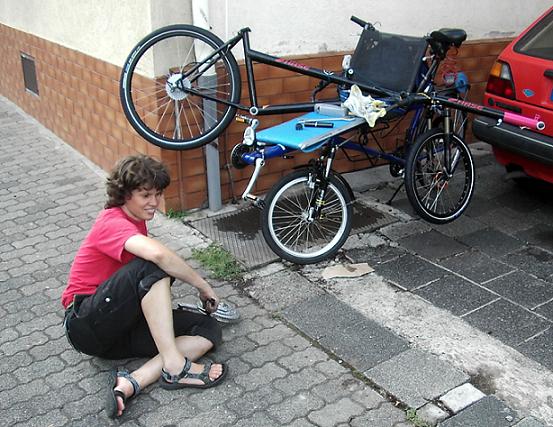 Irene vor der Bluepino Werkbank nach getaner Arbeit