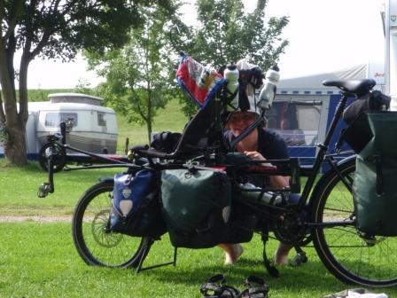 Abus Bügelschloss Granit futura gross mit  Tex-Halterung an Oberrohr