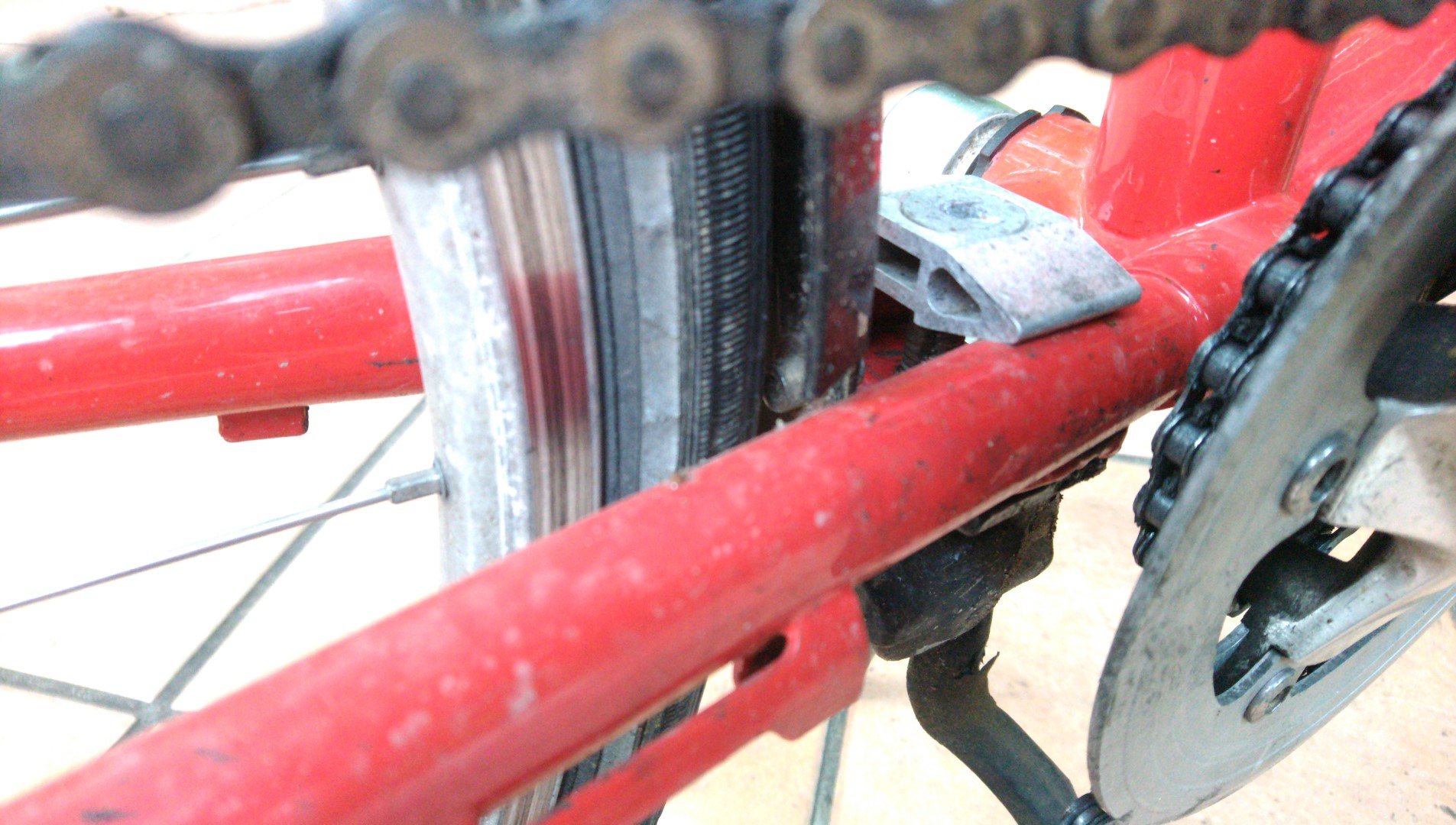 Wenig Platz zwischen Schutzblechschraube und Reifen