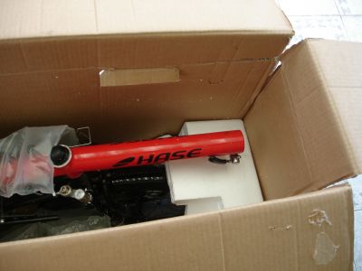 Ganz vorne berührt das Vorderrad den Karton.