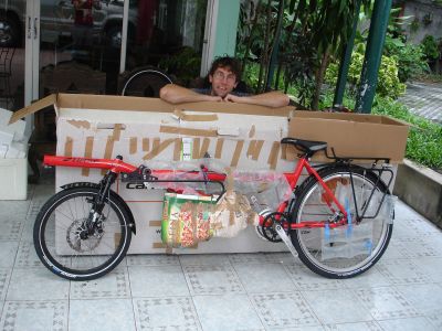 Das Pino neben der Kiste - Der Sattel ist der höchste Punkt die beiden Räder gleichzeitig am Boden und an den Enden der Kiste! - Alles war so geschützt, dass es im Grunde genommen egal war auf welcher Seite die Kiste stand! Ich markierte jedoch die Seite