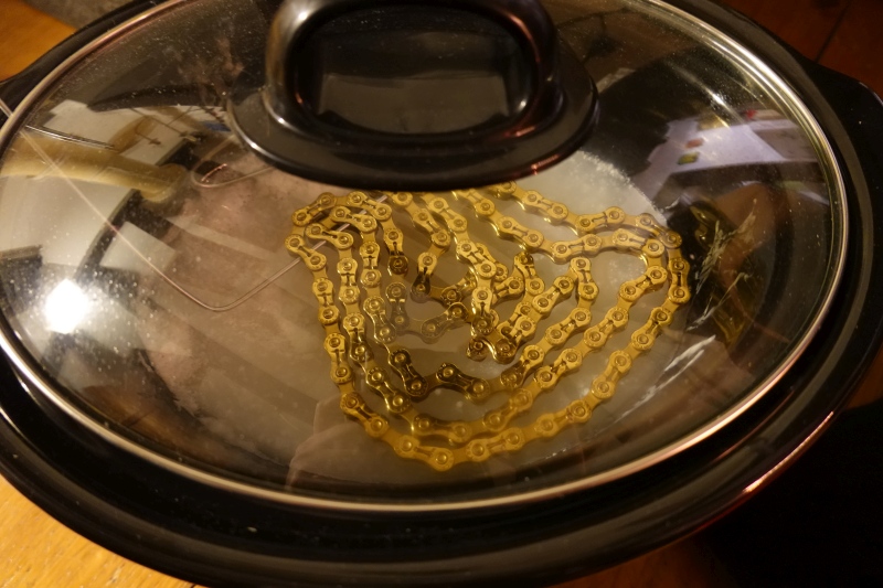 Und hinein in den Slow Cooker. Der Deckel sollte runter damit das Wachs nicht überhitzt, aber ich hatte Angst, dass eine Katze die Nase reinsteckt