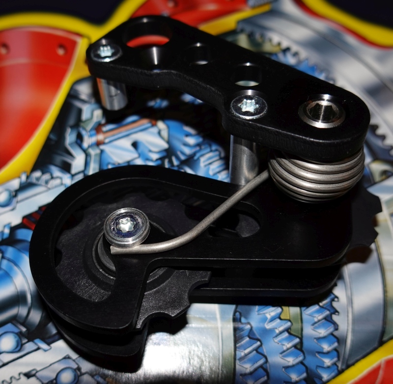 Nicht benötigt aber spart das manuelle Kettenspannen