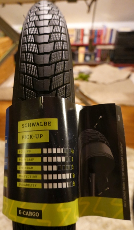 Reifenlabel des Pick-Ups, wenn der platt geht helfen nur noch Panzerketten