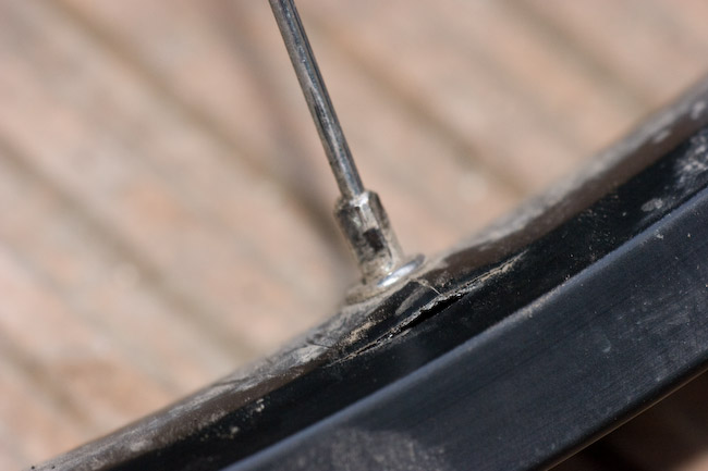 auseinanderbrechende felge. solche stellen waren an sieben speichen deutlich sichtbar.