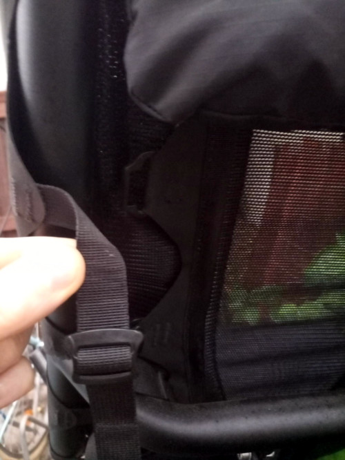 Bild 1<br />Der offene Gurt mit aufgefädeltem Dreisteg. Auf die Gurtseite und die Asymmetrie des Stegs achten!