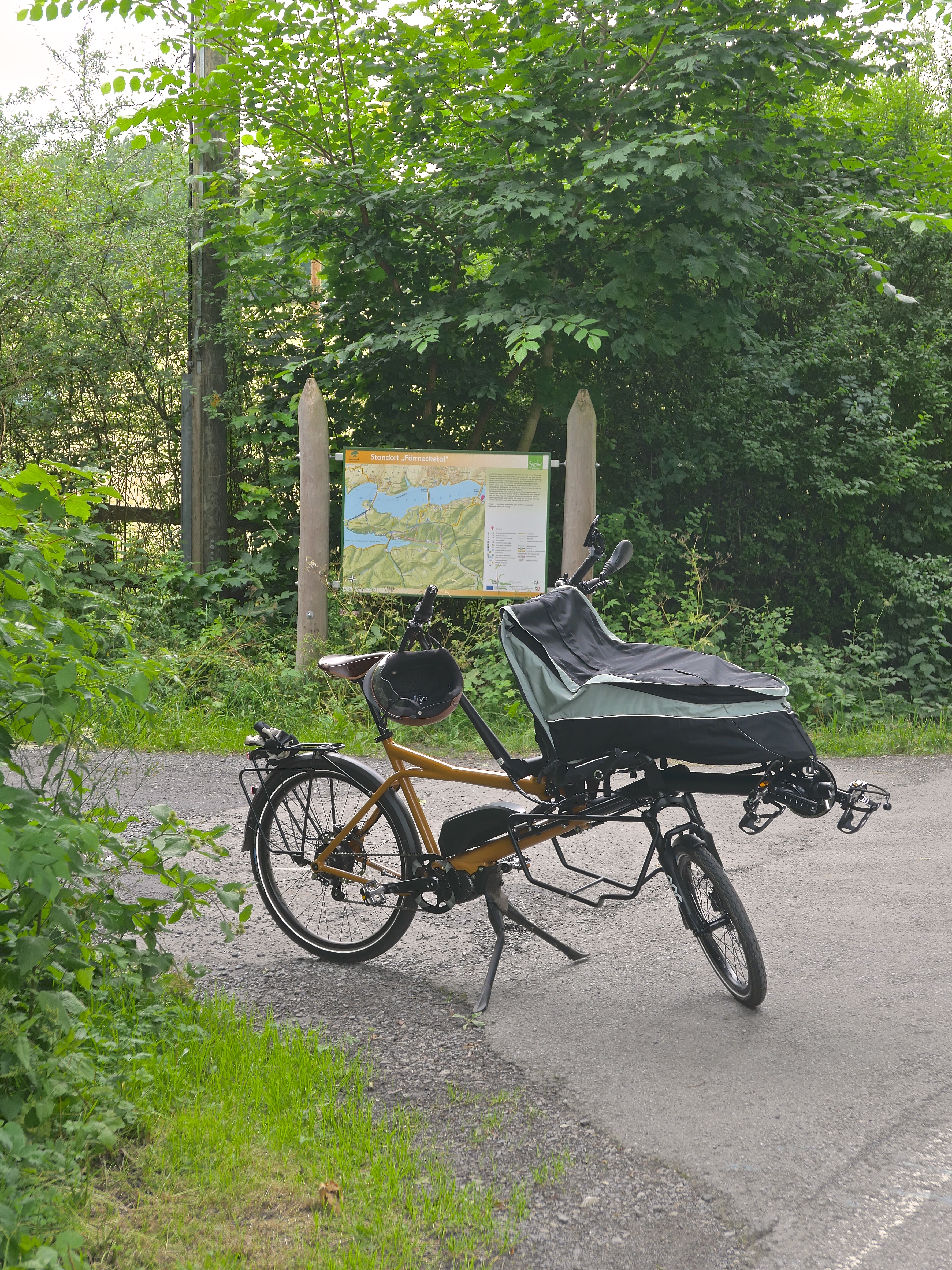 auf dem Radweg um die Möhnetalsperre