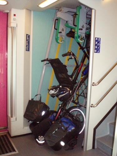 In den finnischen Doppelstockwagen gibt es kleine Fahrradbuchten