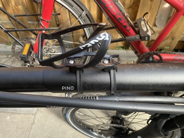 aus unserer Sicht sehr gute Befestigung der Radflasche (TopPeak)