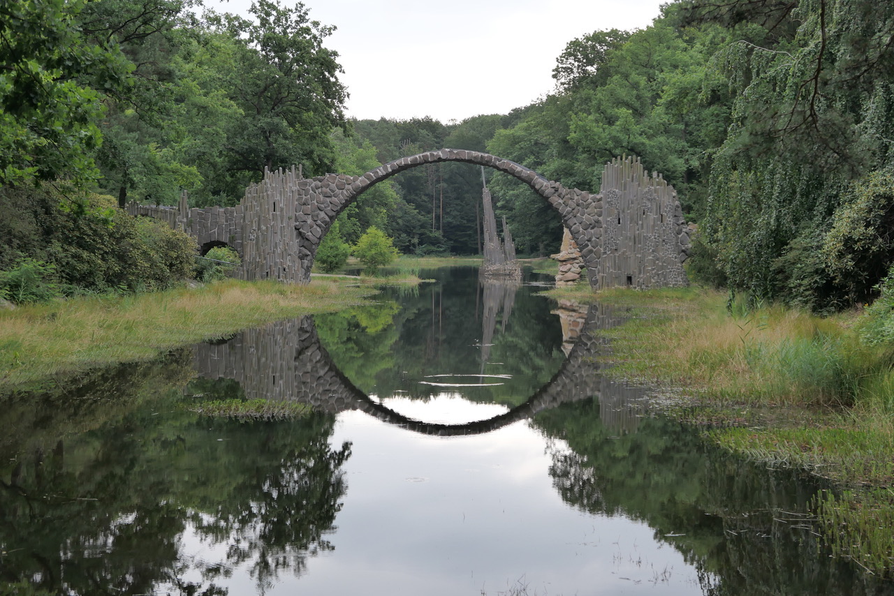 Rakotzbrücke im Rhododendorn-Park in Kromlau am frühen Morgen