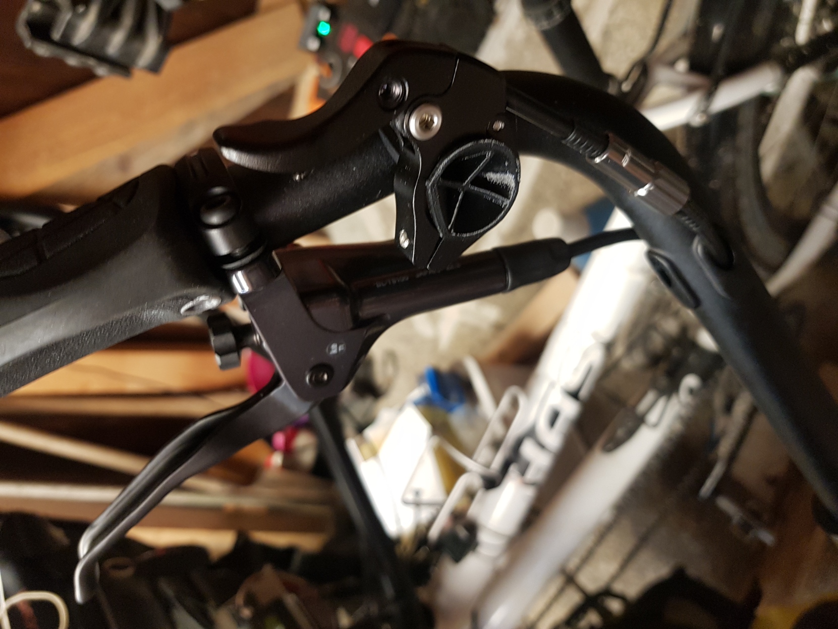 Kabeleinführung, im Hintergrund das alte Pino