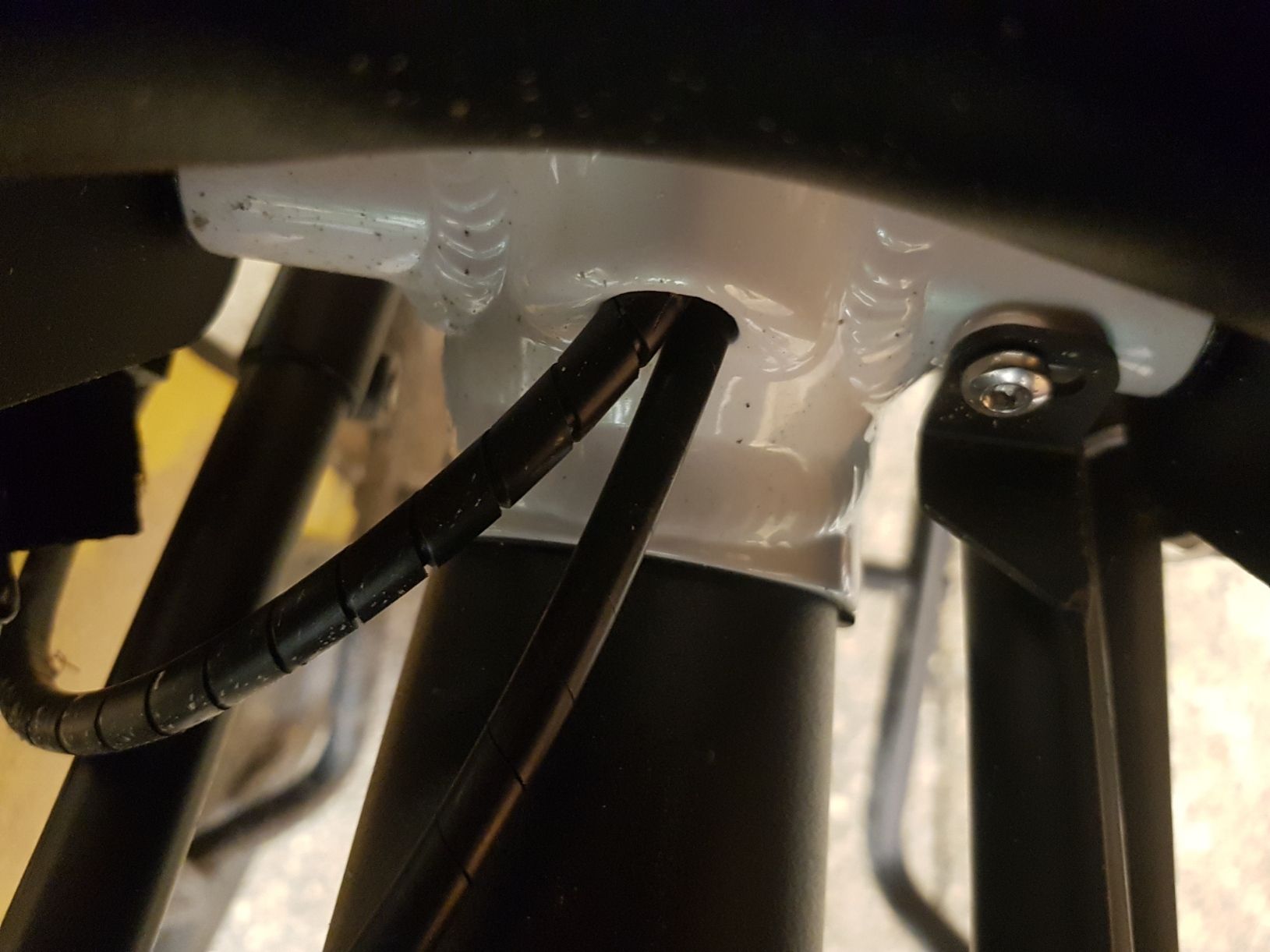 Kabelaustritt am Pinorahmen unter dem Stokersitz