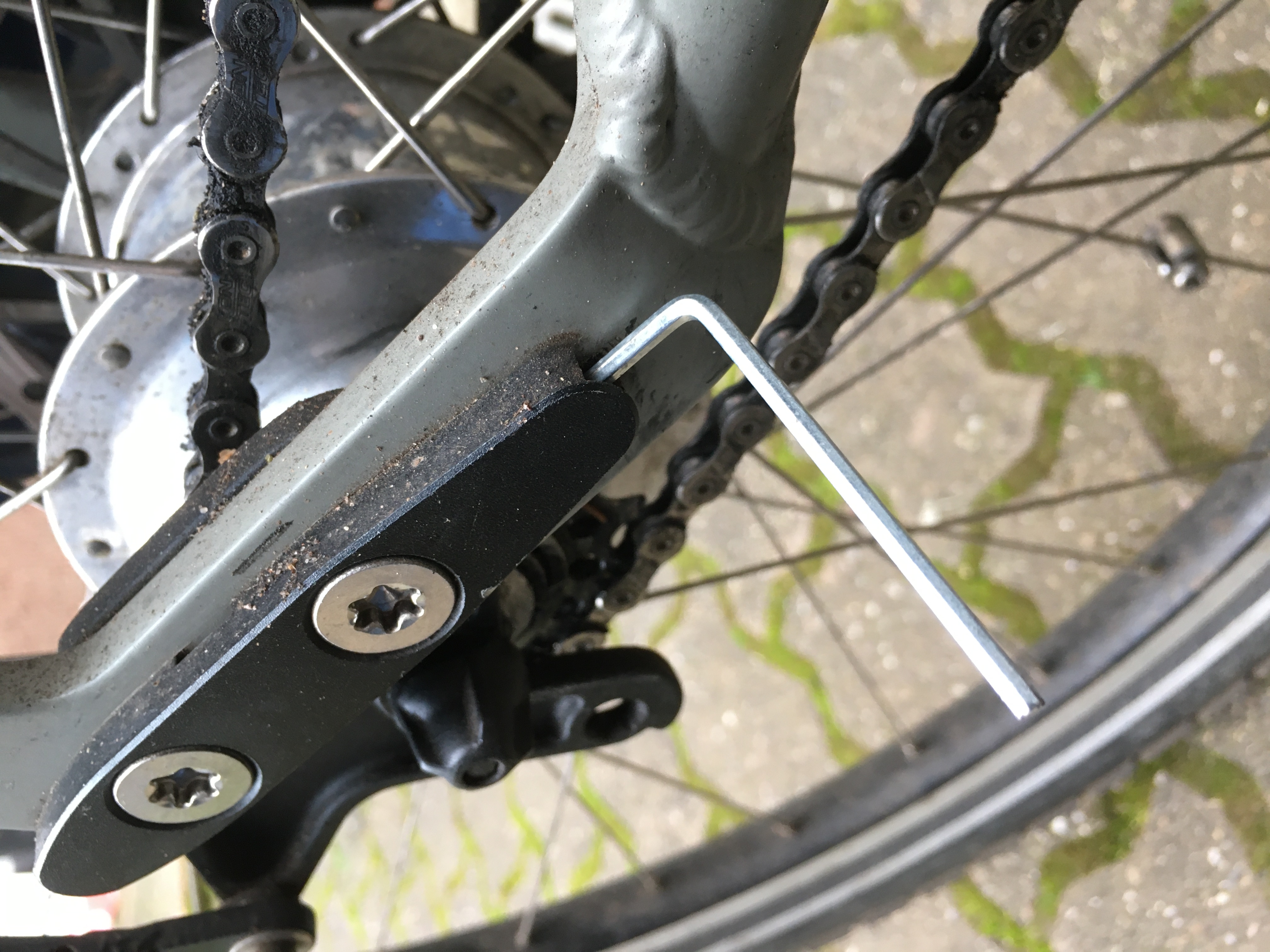 einstellung der Kettenspannung, beidseitig