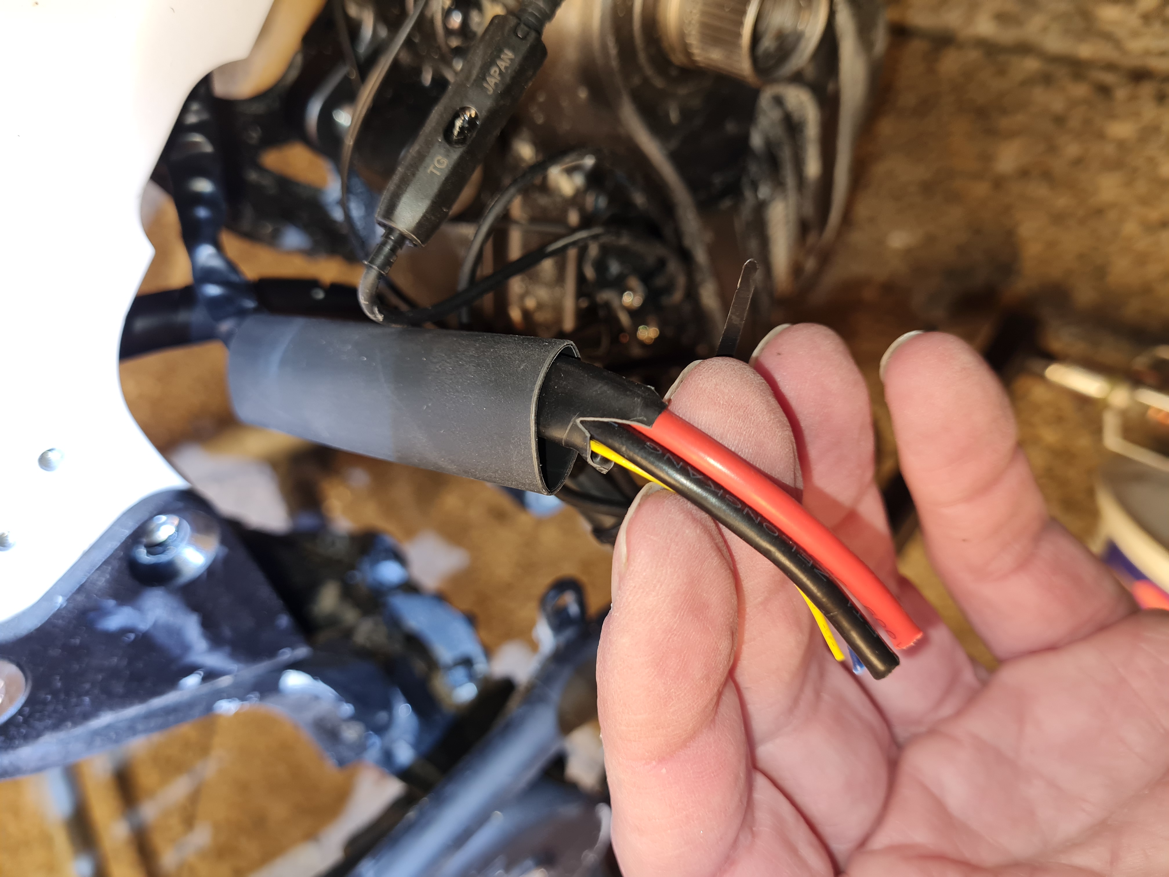 Schrumpfschlauch über die abgeschnittenen Kabel geschoben