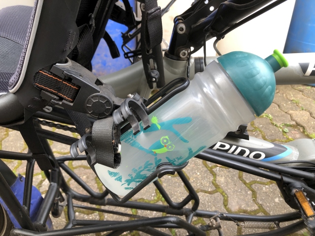 Trinkflaschenhalter mit zusätzlicher Halterung für Luftpumpe