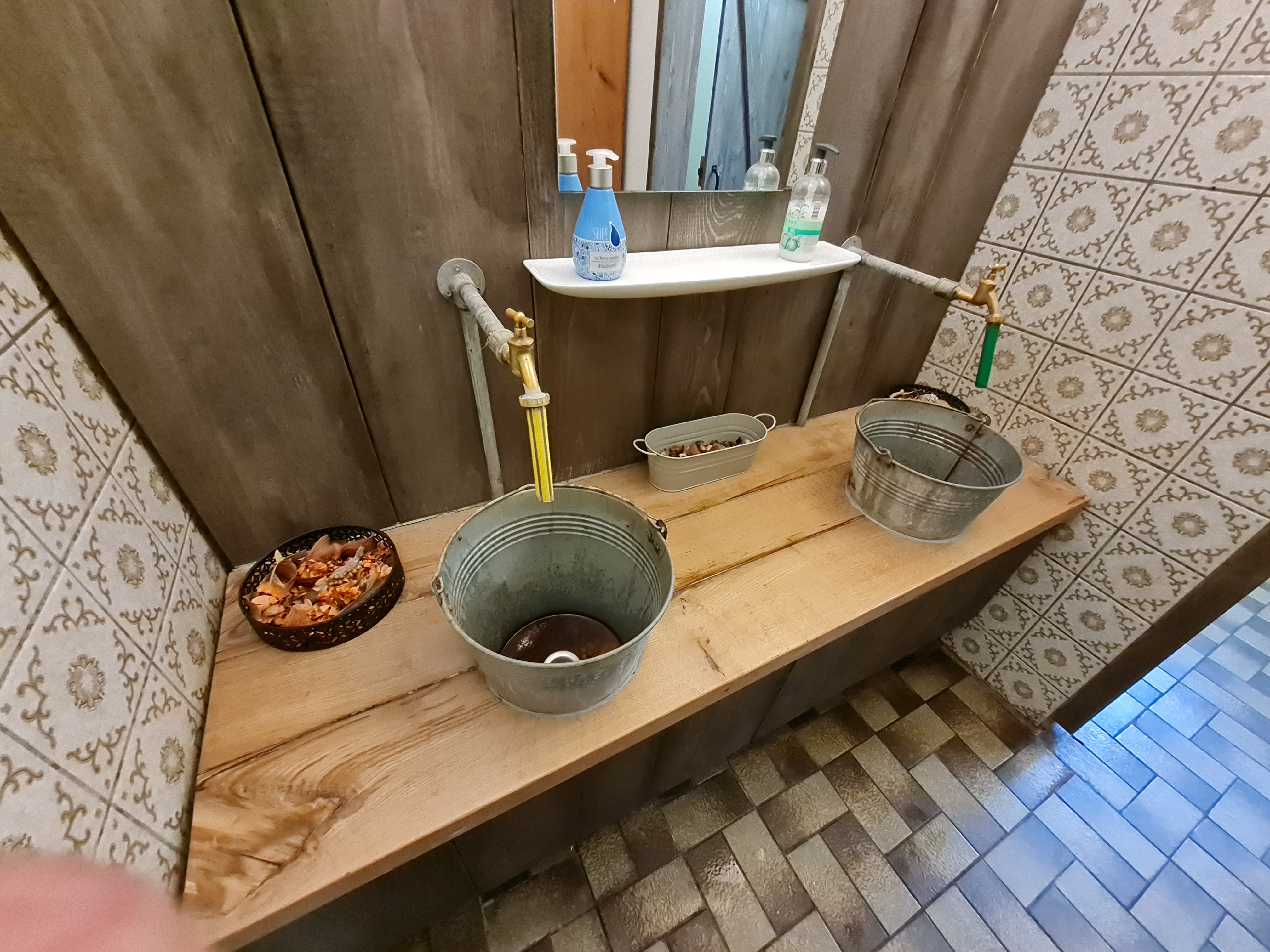 sehr sauberes, aber auch sehr uriges Waschbecken in der Herrentoilette.