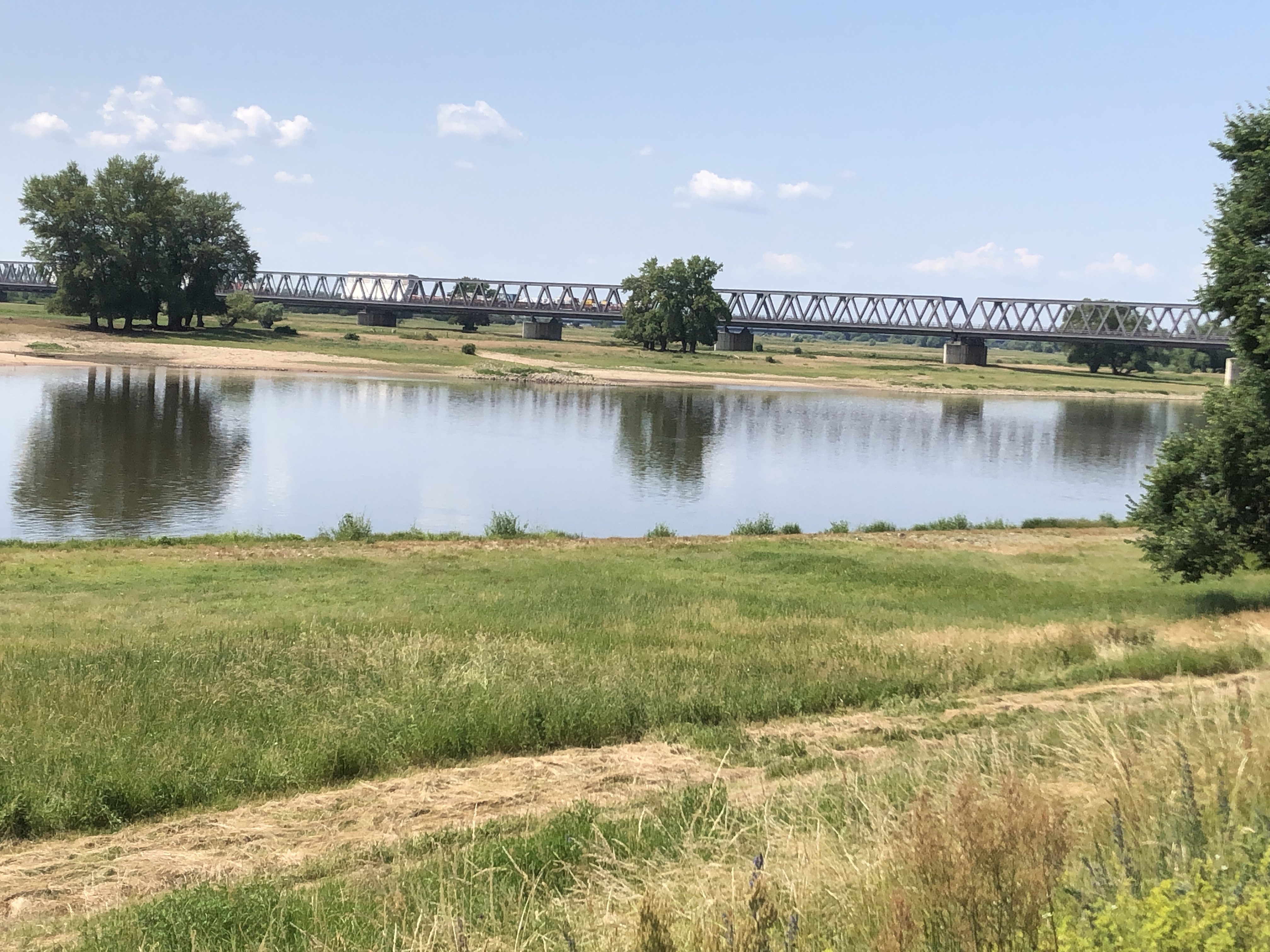 Eisenbahn und Fahrrad/Fußgängerbrücke in Wittenberge, 1030 m lang, Radfahrer absteigen