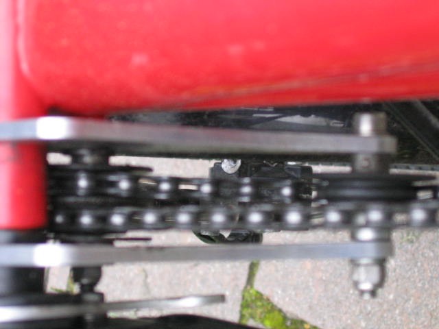 Kettenspanner unter dem Sitz mit den nebeneinander liegenden Rollen