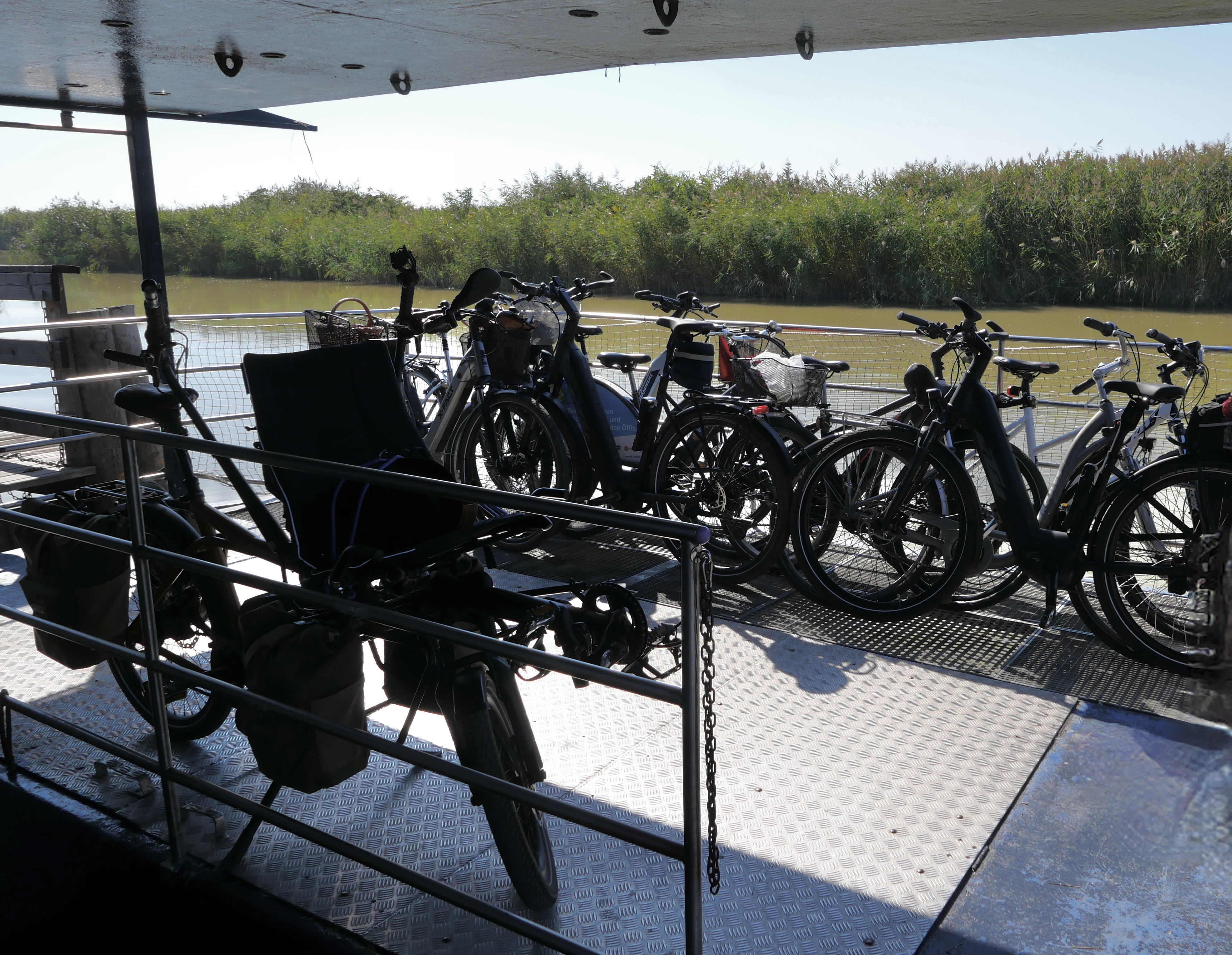 Schiffsdeck mit Fahrrädern