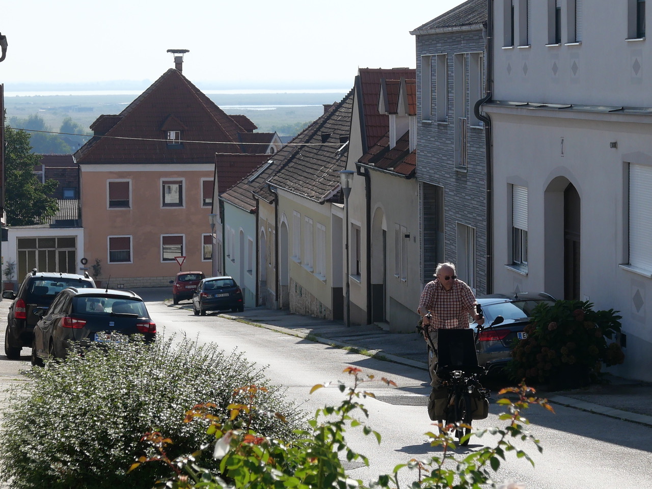 Die letzten Meter bis zum Ferienhaus im Hintergrund der See