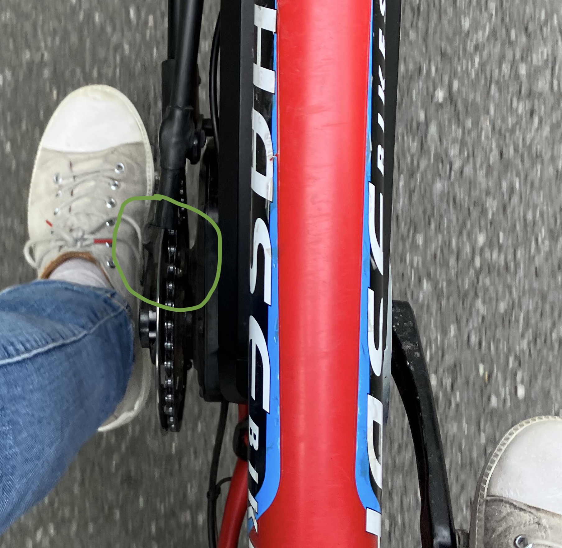 Versuch, die &quot;schlappe Kette&quot; zwischen Zahnkranz und Kettenrohr fotografisch einzufangen