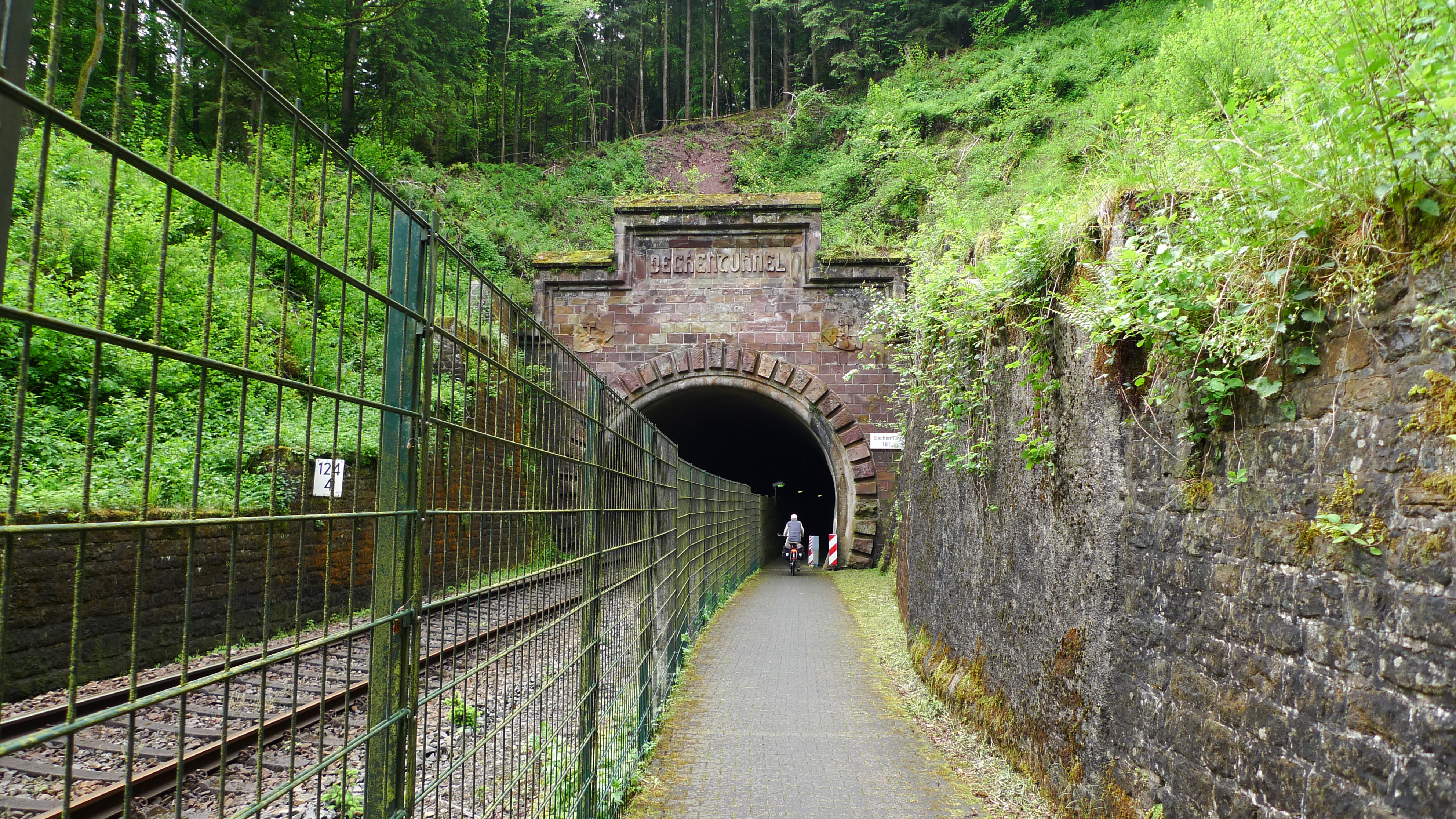Eisenbahn und Fahrrad teilen sich den Tunnel bei Kyllburg