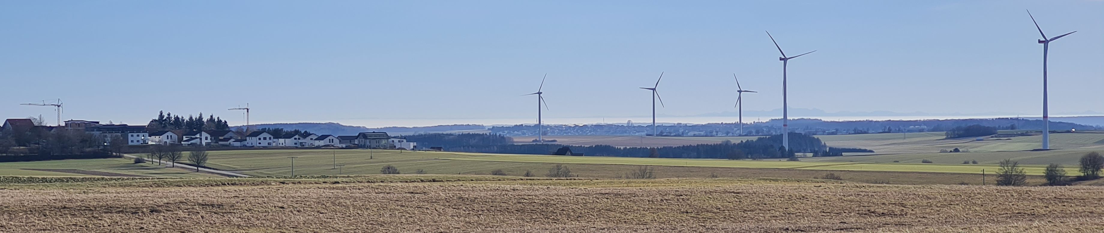 Im Hintergrund die Alpen - seltener Blick von der Schwäbischen Alb - nördlich von Ulm, das wohl im Nebeldunst wenig Sonne abbekommt.