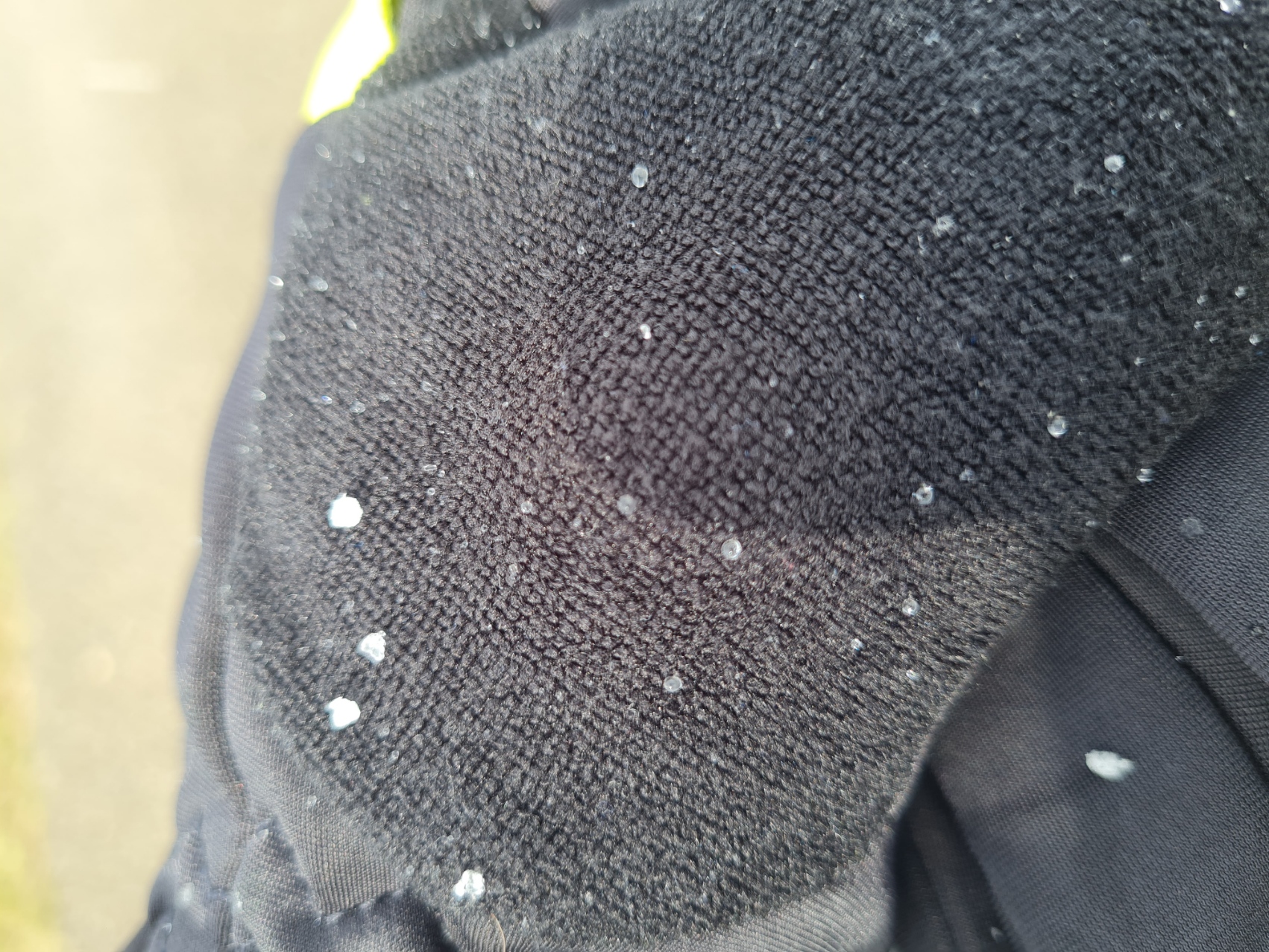 Schneekristalle auf dem Handschuh