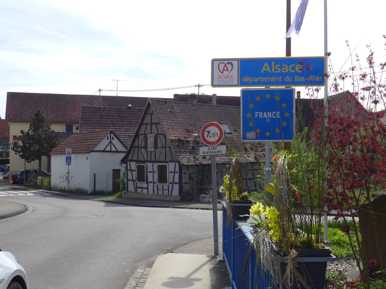 geschmückte Grenzbrücke über die Wieslauter