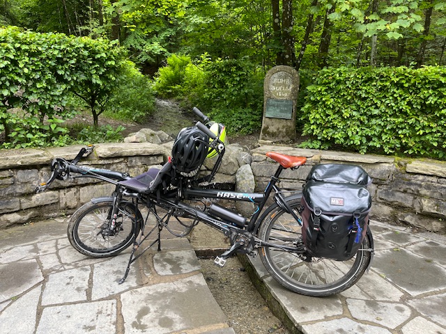 An der Ruhquelle konnte unser Flitzehasi gleichzeitig an beiden Seiten des Ufers stehen. Und das bei einem später schiffbaren Bach xD