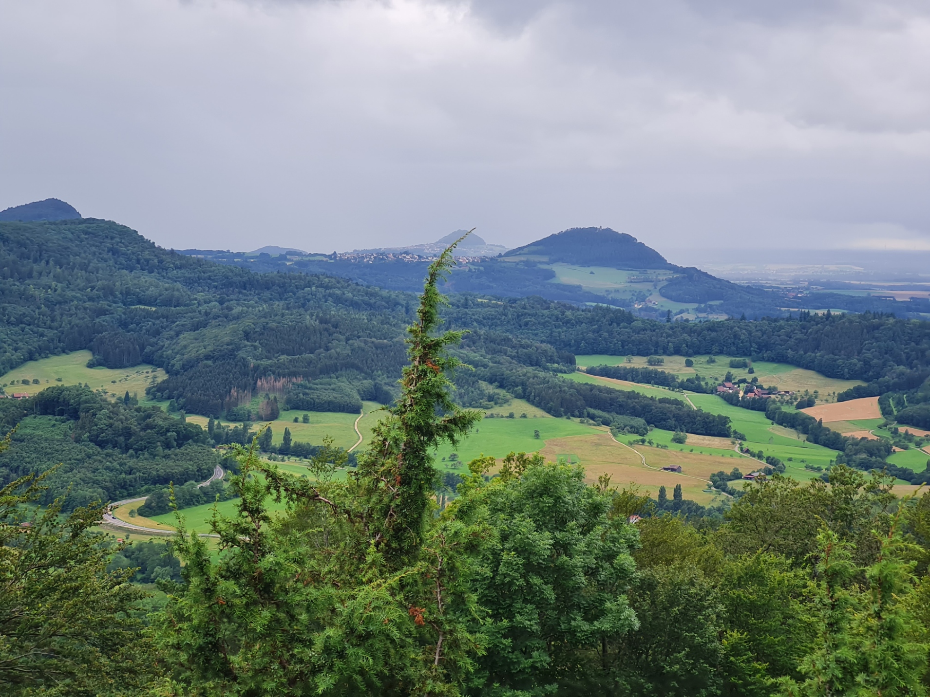 Blick nach Westen auf die Dreikaiserberge (Rechberg ca. 10km, Hohenstaufen ca. 15km)