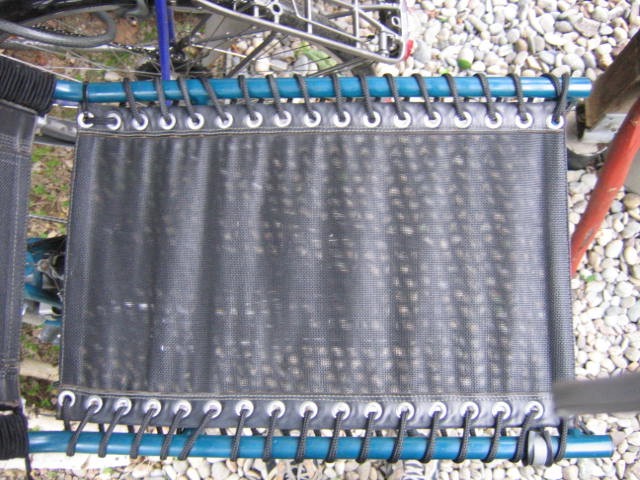 Rücklehne meines Longbikes. So etwas möchte ich auch noch auf dea Pino spannen. Damit würden die Metallstangen auf der Rückseite der Lehne entfallen, an denen sich der Kapitän so schön die Knie anschlagen kann