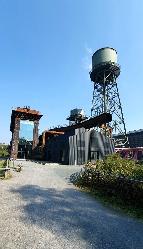 An der JahrhunderthalleBochum.jpg