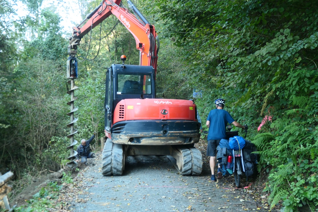 Enge, rauhe Waldsträßchen in Slowenien