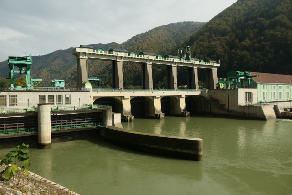 Eines der riesigen Flusskraftwerke an der Drau