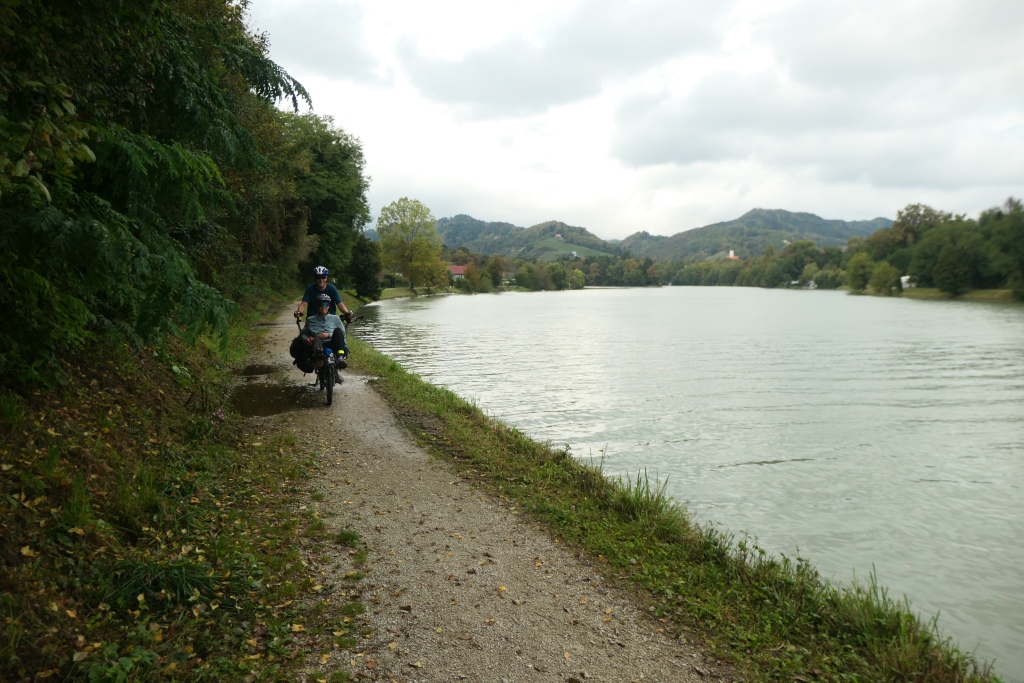 Uferradweg entlang der Drau kurz vor Maribor