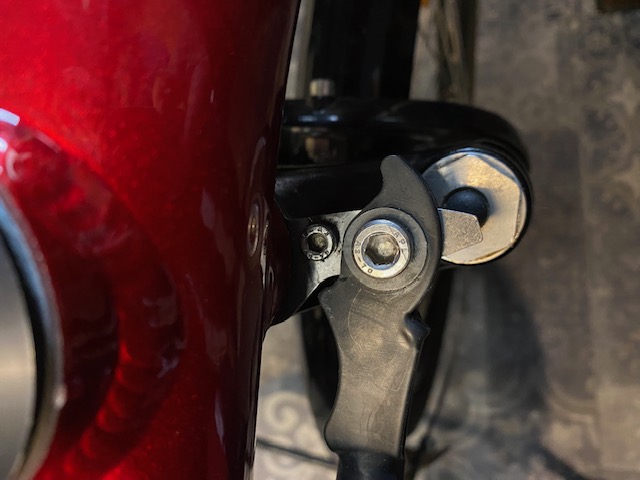 Die Anschläge sind fix, die Platte ist mit der Gabel unverstellbar verschraubt.