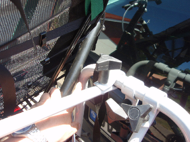 der Finger zeigt auf das Problem, hier gegen Lackschäden polstern